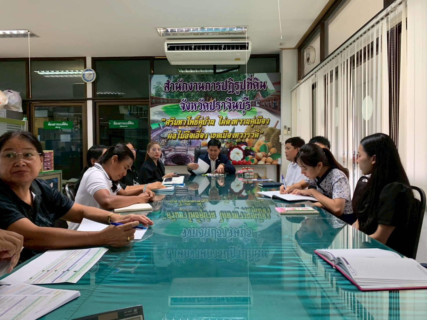 title - วันที่ 9 มิถุนายน 2569 นายวิทูล ประดิษฐบุญ ปฏิรูปที่ดินจังหวัดปราจีนบุรี ได้มอบนโยบาย ของรัฐมนตรีช่วยว่าการกระทรวงเกษตรและสหกรณ์ พร้อมทั้งชี้แจงแนวทางการปฏิบัติงาน แก่บุคลากรในสังกัด โดยได้ร่วมรับฟังปัญหา อุปสรรค และหารือแนวทางการขับเคลื่อนภารกิจตามแผนงานและโครงการประจำปีงบประมาณ พ.ศ. 2569